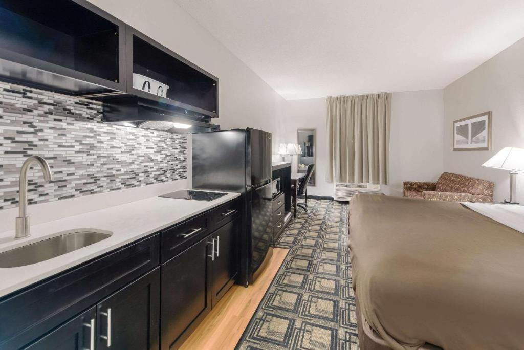 Suburban Studios Mason Hwy 42 Экстерьер фото