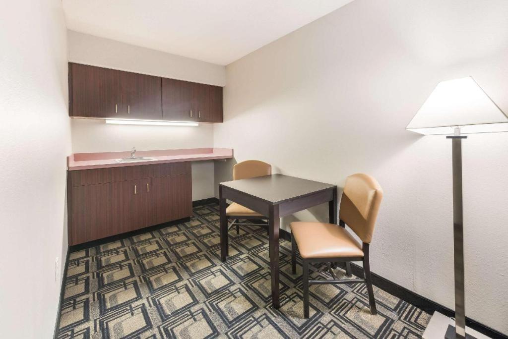 Suburban Studios Mason Hwy 42 Экстерьер фото