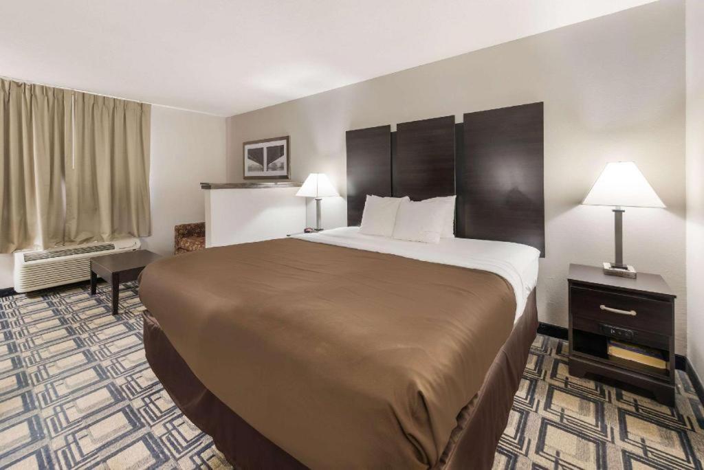 Suburban Studios Mason Hwy 42 Экстерьер фото