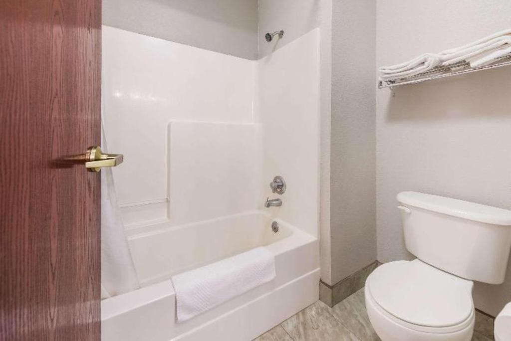 Suburban Studios Mason Hwy 42 Экстерьер фото