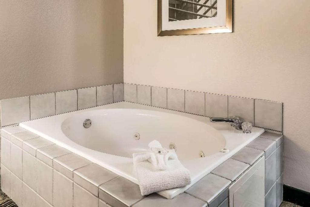 Suburban Studios Mason Hwy 42 Экстерьер фото