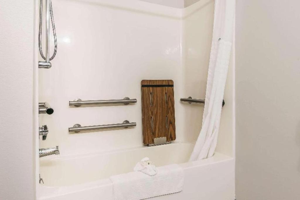 Suburban Studios Mason Hwy 42 Экстерьер фото