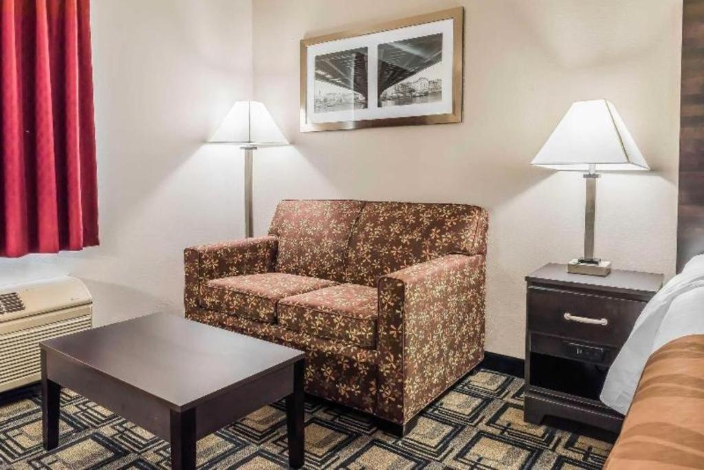 Suburban Studios Mason Hwy 42 Экстерьер фото