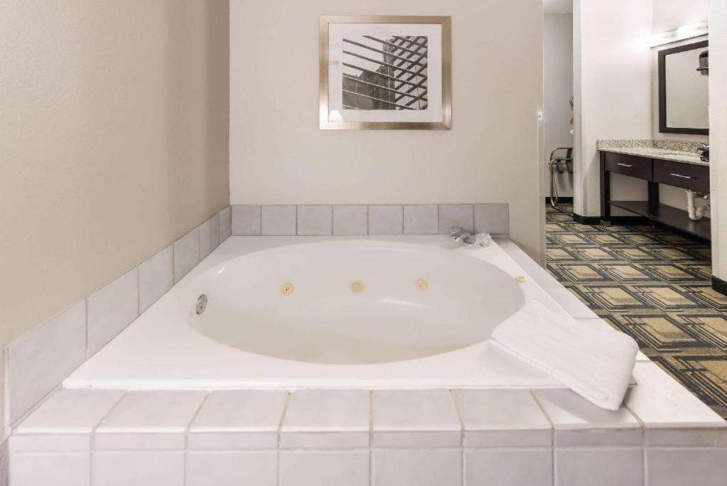 Suburban Studios Mason Hwy 42 Экстерьер фото
