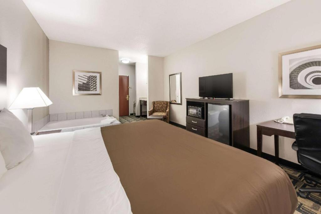 Suburban Studios Mason Hwy 42 Экстерьер фото