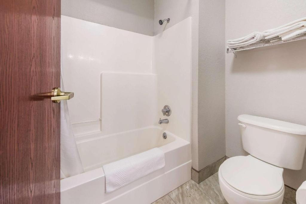 Suburban Studios Mason Hwy 42 Экстерьер фото