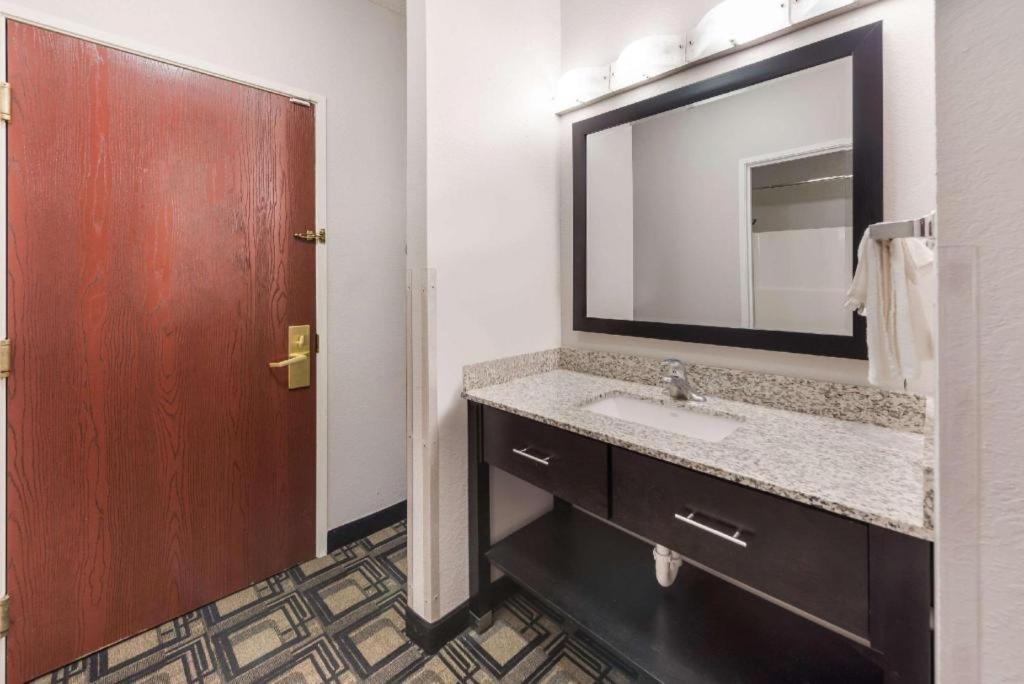 Suburban Studios Mason Hwy 42 Экстерьер фото