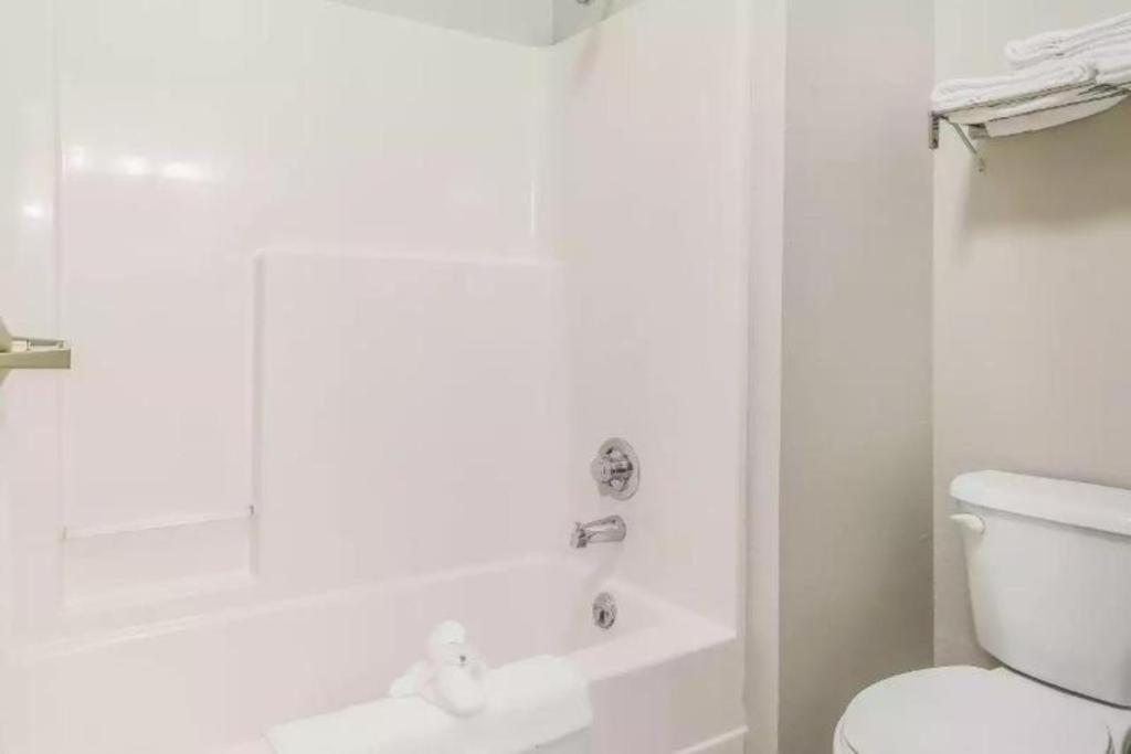 Suburban Studios Mason Hwy 42 Экстерьер фото