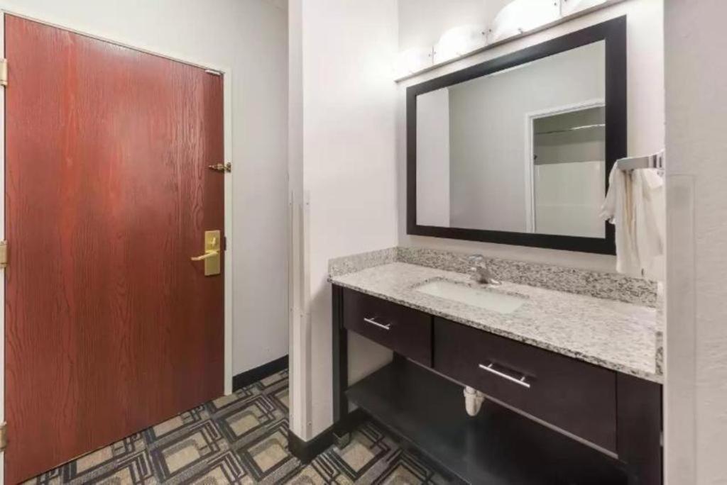 Suburban Studios Mason Hwy 42 Экстерьер фото