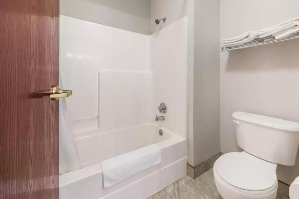 Suburban Studios Mason Hwy 42 Экстерьер фото